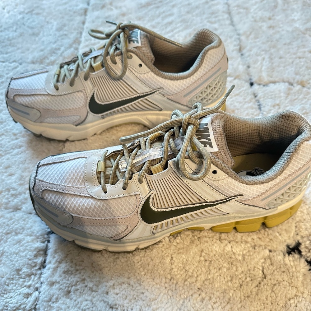 Nike Zoom Vomero 5 Light Bone Olive